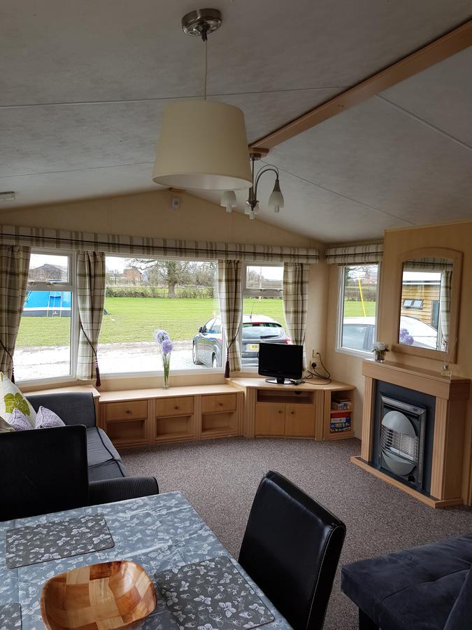 Pitch & Canvas - Self Catering At Broad Oak Farm Hotel Tattenhall Kültér fotó